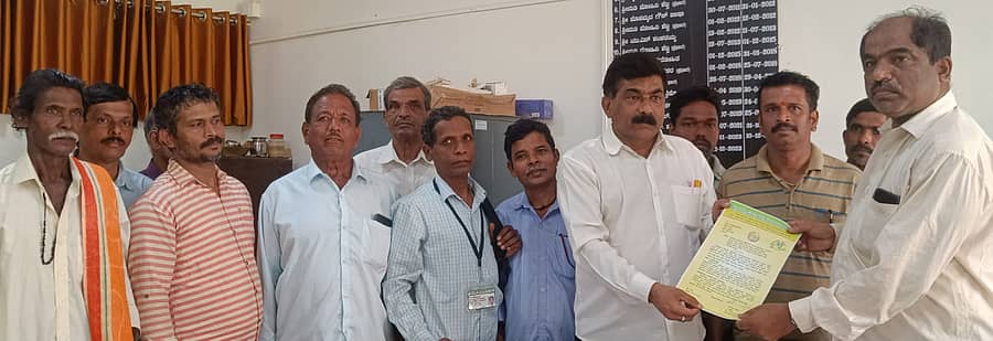 ಹೊನ್ನಾವರ ಕೆಂಚಗಾರ ಗ್ರಾಮದ ಅರಣ್ಯವಾಸಿ ರಾಜು ನಾಯ್ಕ ಅವರ ಸಾಗುವಳಿ ಕ್ಷೇತ್ರದಲ್ಲಿ ದೌರ್ಜನ್ಯ ಎಸಗಿದ ಅರಣ್ಯ ಸಿಬ್ಬಂದಿ ಮೇಲೆ ಕಾನೂನು ಕ್ರಮ ಜರುಗಿಸುವಂತೆ ಹೋರಾಟಗಾರ ರವೀಂದ್ರ ನಾಯ್ಕ ನೇತೃತ್ವದಲ್ಲಿ ಶಿರಸಿಯಲ್ಲಿರುವ ಮುಖ್ಯ ಅರಣ್ಯ ಸಂರಕ್ಷಣಾಧಿಕಾರಿ ಕಚೇರಿಗೆ ದೂರು ನೀಡಲಾಯಿತು