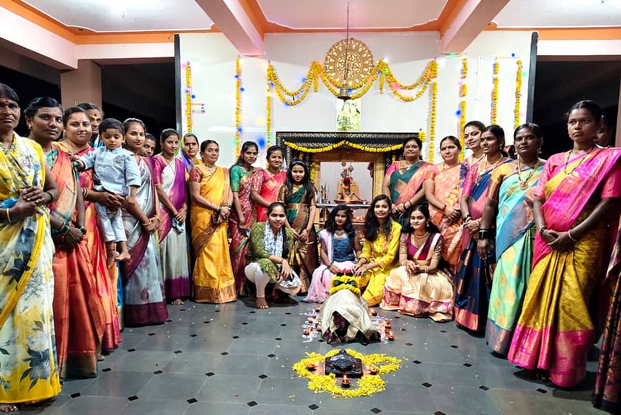 ನಾಲತವಾಡದ ಸಿದ್ದಲಿಂಗಪ್ಪಗೌಡ ಕಸಬೇಗೌಡ್ರ ಕಾಲೊನಿಯಲ್ಲಿರುವ ಶ್ರೀ ಶ್ರೀಶೈಲ ಮಲ್ಲಿಕಾರ್ಜುನ ದೇವರ ಕಾರ್ತೀಕೋತ್ಸವದಲ್ಲಿ ಭಕ್ತರು ಸಂಭ್ರಮದಿಂದ ಪಾಲ್ಗೊಂಡಿದ್ದರು