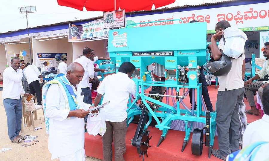 ರಾಯಚೂರಿನ ಕೃಷಿ ವಿಜ್ಞಾನಗಳ ವಿಶ್ವವಿದ್ಯಾಲಯ ಮೈದಾನದಲ್ಲಿ ಆಯೋಜಿಸಿದ್ದ ಕೃಷಿ ಮೇಳದಲ್ಲಿ ಮೂರನೇ ದಿನದ ಕಾರ್ಯಕ್ರಮದಲ್ಲಿ ರೈತರು ಕೃಷಿ ಯಂತ್ರೋಪಕರಣ ಮಾಹಿತಿ ಪಡೆದರು