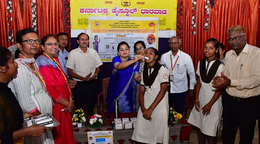 ಧಾರವಾಡದಲ್ಲಿ ಸೋಮವಾರ ಏರ್ಪಡಿಸಿದ್ದ ರಾಷ್ಟ್ರೀಯ ಜಂತುಹುಳು ನಿವಾರಣಾ ಅಭಿಯಾನದಲ್ಲಿ ಜಿಲ್ಲಾಧಿಕಾರಿ ದಿವ್ಯಪ್ರಭು ಅವರು ವಿದ್ಯಾರ್ಥಿನಿಗೆ ಮಾತ್ರೆ ನುಂಗಿಸಿದರು