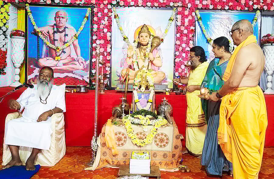 ನರೇಗಲ್ ಪಟ್ಟಣದಲ್ಲಿ ದತ್ತಾತ್ರೇಯ ದೇವಸ್ಥಾನದಲ್ಲಿ ಭಾನುವಾರ ಅಖಂಡ 13 ತಾಸುಗಳ ಹನುಮಾನ್ ಚಾಲೀಸಾ ಪಠಣೆಗೆ ಸಂಕಲ್ಪ ಪೂಜೆ ನೆರವೇರಿತು