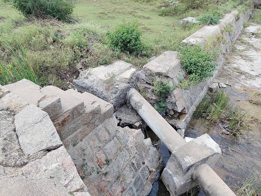 ಲಿಂಗಸುಗೂರು ತಾಲ್ಲೂಕು ಐದನಾಳ ಕೆರೆಯ ಕೋಡಿ ಭಾಗಶಃ ಕಿತ್ತು ಹೋಗಿ ಸಂಪೂರ್ಣ ಹಾಳಾಗಿದ್ದರಿಂದ ನೀರು ಪೋಲಾಗುತ್ತಿದೆ