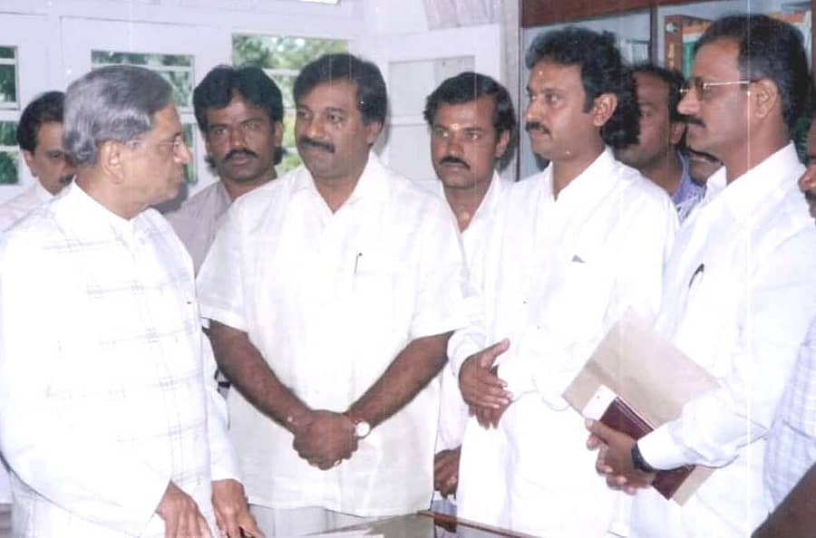 ಚಿತ್ರಾವತಿ ಬ್ಯಾರೇಜಿನ ನಿರ್ಮಾಣಕ್ಕೆ ಅನುದಾನ ನೀಡುವಂತೆ ಅಂದಿನ ಮುಖ್ಯಮಂತ್ರಿ ಎಸ್.ಎಂ.ಕೃಷ್ಣ ಅವರಿಗೆ ಅಂದಿನ ಶಾಸಕ ಎನ್.ಸಂಪಂಗಿ, ಎ.ಜಿ.ಸುಧಾಕರ್, ಬಿ.ಆರ್.ನರಸಿಂಹನಾಯ್ಡು ನಿಯೋಗ ಮನವಿ ಸಲ್ಲಿಸಿತ್ತು