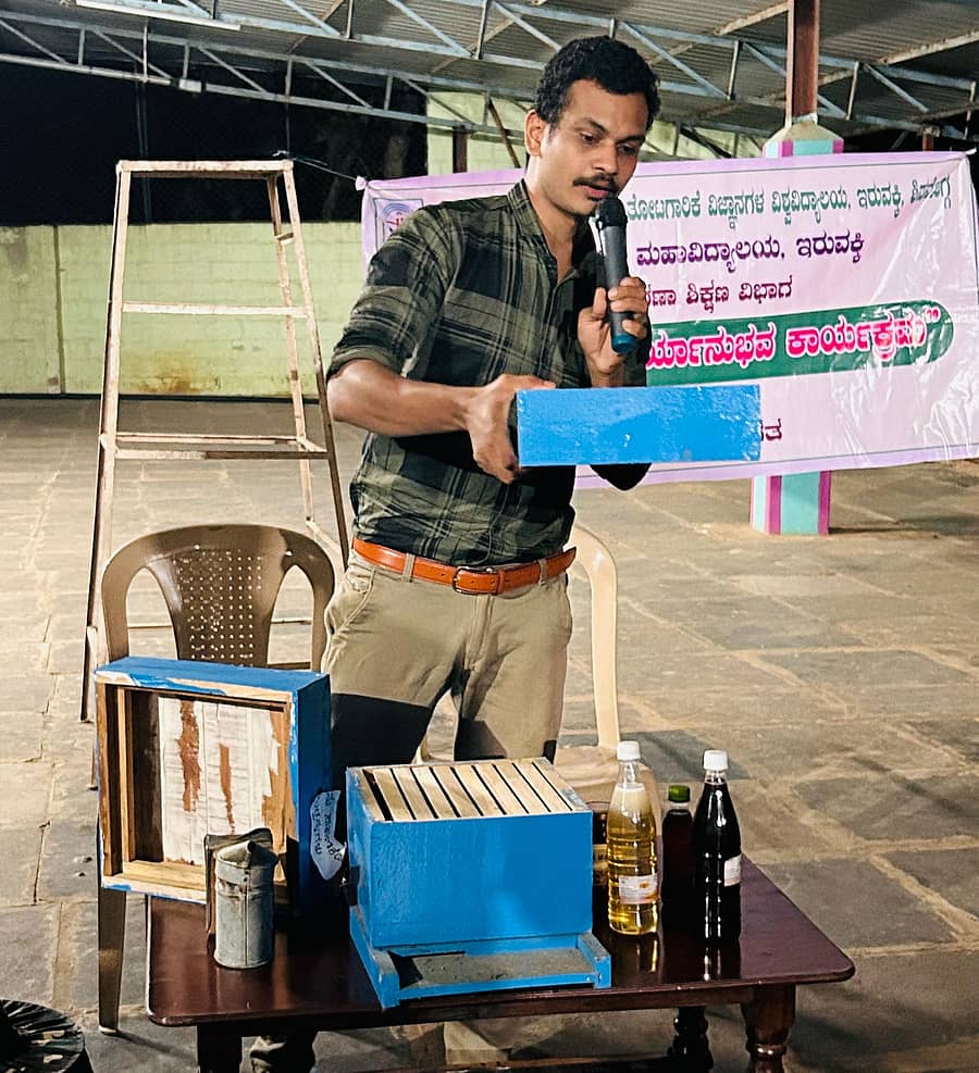 ಶಿಕಾರಿಪುರ ತಾಲ್ಲೂಕಿನ ನೆಲವಾಗಿಲು ಗ್ರಾಮದಲ್ಲಿ ಈಚೆಗೆ ಆಯೋಜಿಸಿದ್ದ ಗುಂಪು ಚರ್ಚೆ ಮತ್ತು ಪ್ರಾತ್ಯಕ್ಷಿಕೆಯಲ್ಲಿ ಜೇನು ಕೃಷಿಕ ಗೌತಮ್ ಬಿಚ್ಚುಗತ್ತಿ ಮಾತನಾಡಿದರು