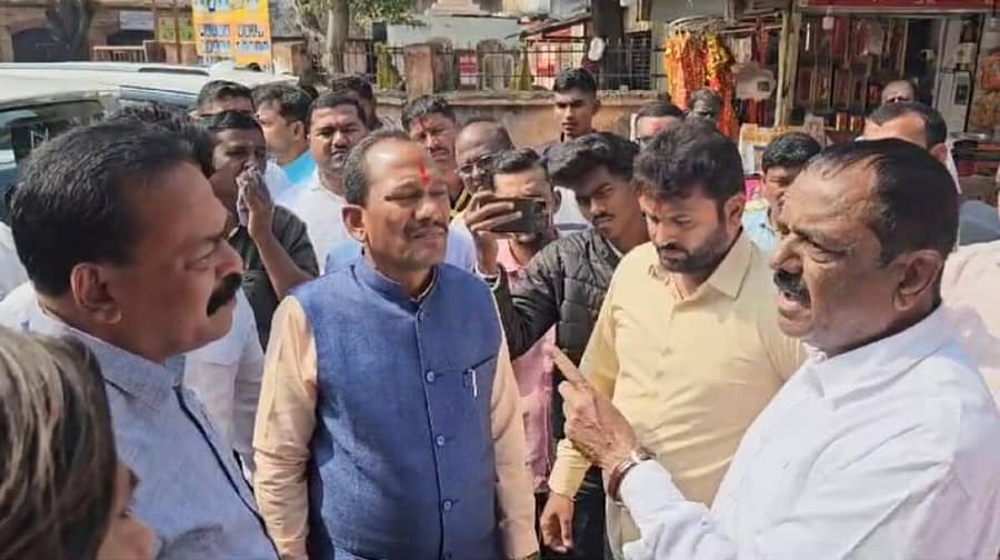 <div class="paragraphs"><p>ಮಹಾರಾಷ್ಟ್ರದ ಕೊಲ್ಹಾಪುರದ ಮಹಾಲಕ್ಷ್ಮಿ ದೇವಸ್ಥಾನಕ್ಕೆ ಬುಧವಾರ ಭೇಟಿ ನೀಡಿದ ಶಾಸಕರನ್ನು ಶಿವಸೇನೆ ಕೊಲ್ಹಾಪುರ ಜಿಲ್ಲಾ ಘಟಕದ ಅಧ್ಯಕ್ಷ ವಿಜಯ ದೇವಾನೆ, ಮುಖಂಡರಾದ ಸಂಜಯ ಪವಾರ, ಸುನೀಲ್ ಮೋದಿ ತಡೆದರು</p></div>