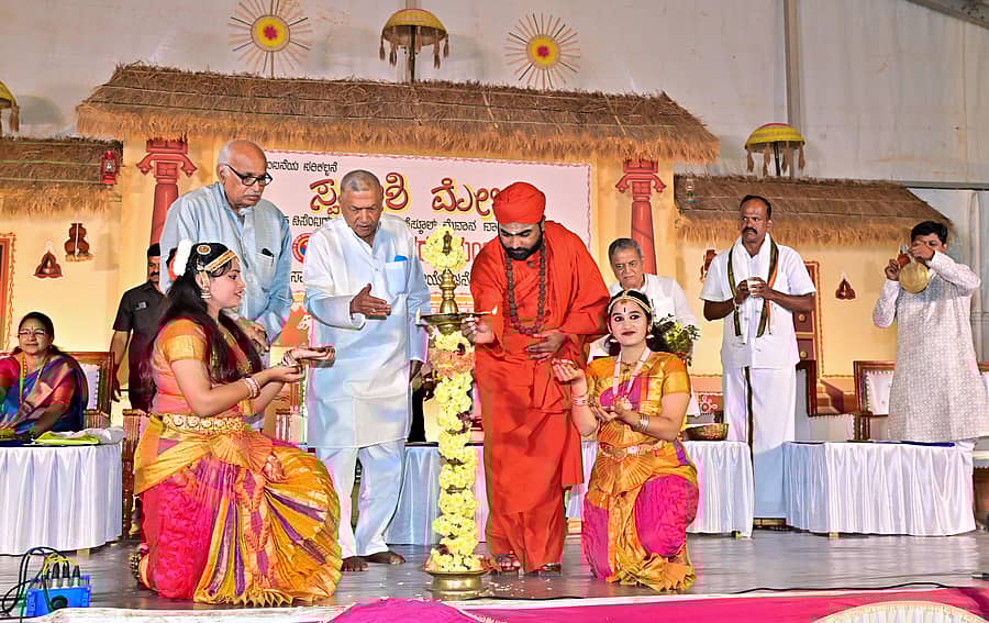 ದಾವಣಗೆರೆಯ ಹೈಸ್ಕೂಲ್ ಮೈದಾನದಲ್ಲಿ ಆಯೋಜಿಸಿರುವ ಸ್ವದೇಶಿ ಮೇಳವನ್ನು ಹರಿಹರದ ವೀರಶೈವ–ಲಿಂಗಾಯತ ಪಂಚಮಸಾಲಿ ಪೀಠದ ವಚನಾನಂದ ಸ್ವಾಮೀಜಿ ಉದ್ಘಾಟಿಸಿದರು