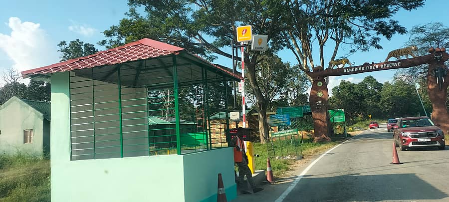 ಬಂಡೀಪುರ ಹುಲಿ ಸಂರಕ್ಷಿತ ಪ್ರದೇಶದ ಕೆಕ್ಕನಹಳ್ಳ ಚೆಕ್ಪೋಸ್ಟ್ನಲ್ಲಿ ಪ್ರಾಯೋಗಿಕವಾಗಿ ಕಾರ್ಯ ನಿರ್ವಹಿಸುತ್ತಿರುವ ಫಾಸ್ಟ್ಟ್ಯಾಗ್ ಕೇಂದ್ರ