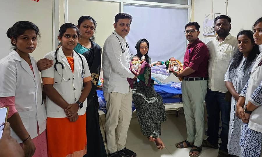 ಮೂಡಲಗಿಯ ಆರೋಗ್ಯ ಆಧಾರ ಆಸ್ಪತ್ರೆಯಲ್ಲಿ ತ್ರಿವಳಿ ಶಿಶುಗಳಿಗೆ ಜನ್ಮ ನೀಡಿದ ತಾಯಿ ಪೂಜಾ ಸುರೇಶ ಕಾಲತಿಪ್ಪಿ ಅವರೊಂದಿಗೆ ವೈದ್ಯರು