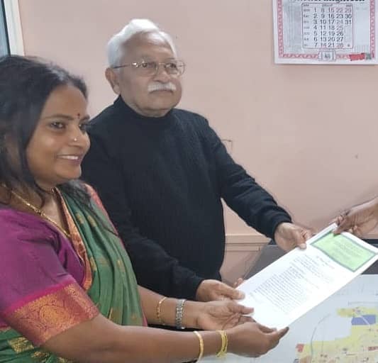 ಚಿತ್ರದುರ್ಗ ತಹಶೀಲ್ದಾರ್‌ ನಾಗವೇಣಿ ಅವರಿಗೆ ಎಸ್‌.ನಿಜಲಿಂಗಪ್ಪ ಅವರ ಮನೆಯ ದಾಖಲೆ ಪತ್ರಗಳನ್ನು ಹಿರಿಯ ಪುತ್ರ ಎಸ್‌.ಎನ್‌. ಕಿರಣ್‌ ಶಂಕರ್‌ ಗುರುವಾರ ಹಸ್ತಾಂತರಿಸಿದರು