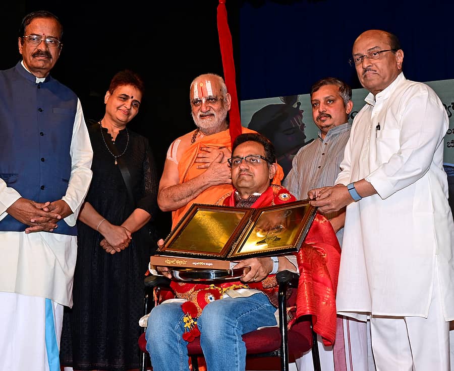 <div class="paragraphs"><p>ಬನ್ನಂಜೆ ಗೋವಿಂದಾಚಾರ್ಯ ಪ್ರತಿಷ್ಠಾನವು ಆಯೋಜಿಸಿದ್ದ ಕಾರ್ಯಕ್ರಮದಲ್ಲಿ, ಕೆನಡಾದ ಮ್ಯಾನಿಟೋಬಾ ವಿಶ್ವವಿದ್ಯಾಲಯದ ಪ್ರೊಫೆಸರ್ ಬಿ.ಎಂ ರಮೇಶ್ ಅವರಿಗೆ ‘ಬನ್ನಂಜೆ ಗೋವಿಂದಾಚಾರ್ಯ ಪುರಸ್ಕಾರ - 2024’ ನೀಡಿ ಗೌರವಿಸಲಾಯಿತು.&nbsp;&nbsp;</p></div>