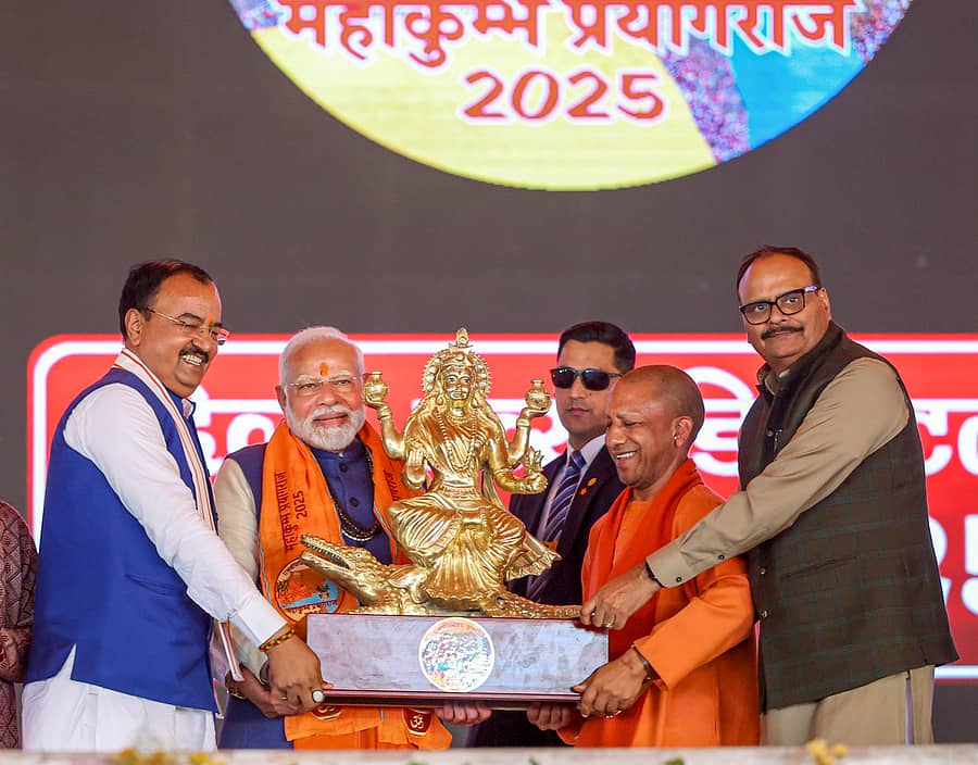 <div class="paragraphs"><p>ಪ್ರಯಾಗ್‌ರಾಜ್‌ನಲ್ಲಿ ಶುಕ್ರವಾರ ನಡೆದ ವಿವಿಧ ಅಭಿವೃದ್ಧಿ ಯೋಜನೆಗಳ ಉದ್ಘಾಟನಾ ಕಾರ್ಯಕ್ರಮದಲ್ಲಿ ಪ್ರಧಾನಿ ನರೇಂದ್ರ ಮೋದಿ ಅವರಿಗೆ ಗಂಗಾ ಮಾತೆಯ ವಿಗ್ರಹ ನೀಡಿ ಮುಖ್ಯಮಂತ್ರಿ ಯೋಗಿ ಆದಿತ್ಯನಾಥ ಅವರು ಸನ್ಮಾನಿಸಿದರು.</p></div>