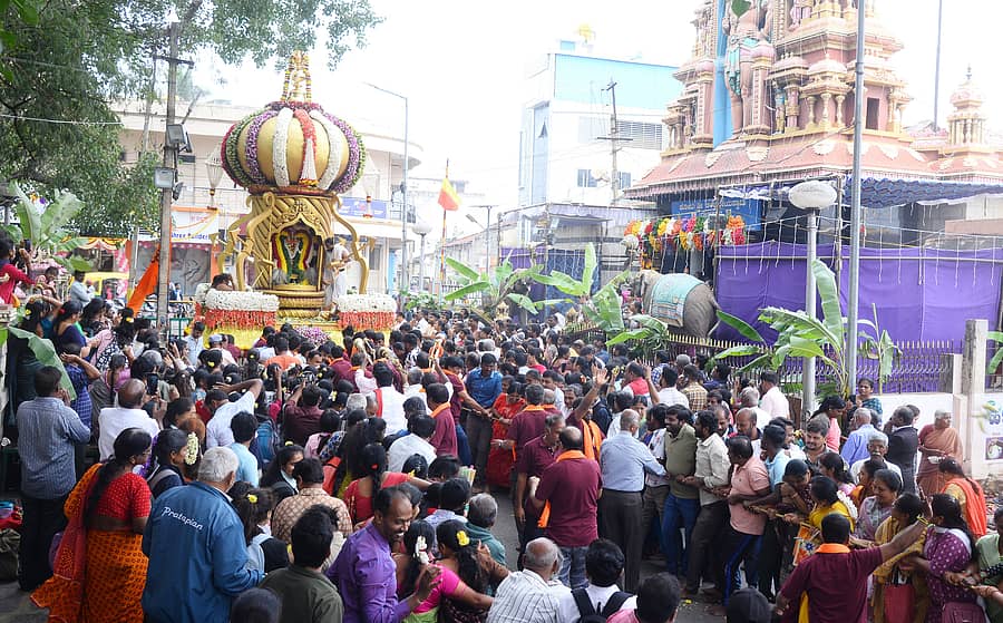 ತುಮಕೂರಿನ ಕೋಟೆ ಆಂಜನೇಯಸ್ವಾಮಿ ದೇವಸ್ಥಾನದಲ್ಲಿ ಹನುಮ ವ್ರತದ ಪ್ರಯುಕ್ತ ಶುಕ್ರವಾರ ಉತ್ಸವ ನೆರವೇರಿತು