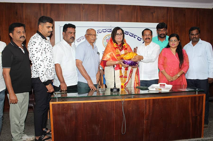 ಮಂಡ್ಯ ನಗರದಲ್ಲಿ ನಡೆದ ಕಾರ್ಯಕ್ರಮದಲ್ಲಿ ಮಾಜಿ ಸಂಸದೆ ಸುಮಲತಾ ಅಂಬರೀಷ್ ಅವರನ್ನು ಪತ್ರಕರ್ತರ ಸಂಘದಿಂದ ಸನ್ಮಾನಿಸಲಾಯಿತು