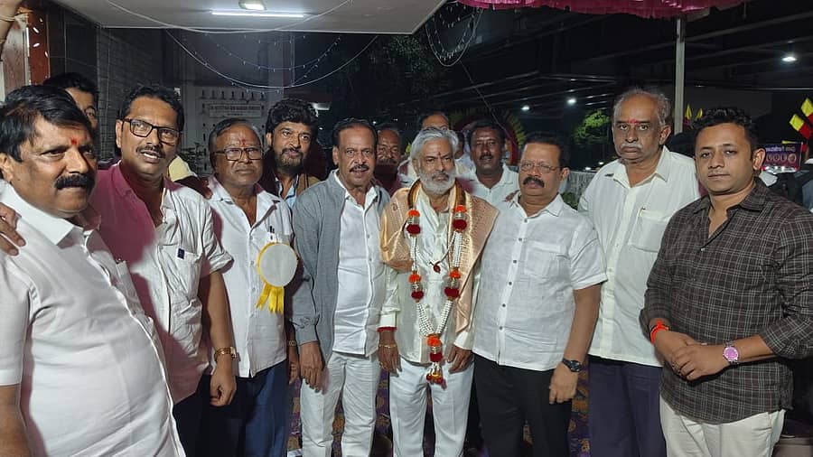 <div class="paragraphs"><p>ಕರ್ನಾಟಕ ಚಲನಚಿತ್ರ ವಾಣಿಜ್ಯ ಮಂಡಳಿ ಅಧ್ಯಕ್ಷರಾಗಿ ನರಸಿಂಹಲು ಎಂ. ಆಯ್ಕೆ</p></div>
