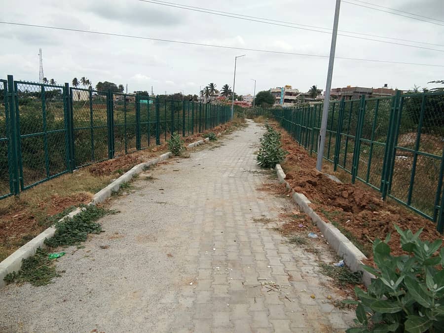 ಬಂಗಾರಪೇಟೆ ಪಟ್ಟಣದ ದೊಡ್ಡ ಕೆರೆಯಲ್ಲಿ ನಿರ್ಮಾಣ ಮಾಡಿರುವ ಕಾಮಗಾರಿಯು ಸ್ಥಗಿತಗೊಂಡಿರುವುದು