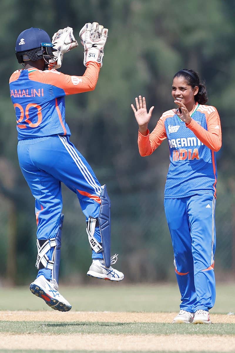 <div class="paragraphs"><p>ವಿಕೆಟ್ ಪಡೆದ ಸೋನಮ್ ಯಾದವ್ ಅವರನ್ನು ಅಭಿನಂದಿಸಿದ ವಿಕೆಟ್ಕೀಪರ್ ಜಿ.ಕಮಲಿನಿ.</p></div>