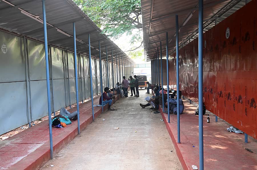 ಮಂಗಳೂರಿನ ಸ್ಟೇಟ್ ಬ್ಯಾಂಕ್‌ ಬಳಿ ಬೀದಿ ಬದಿ ವ್ಯಾಪಾರಿಗಳಿಗಾಗಿ ಪಾಲಿಕೆ ನಿರ್ಮಿಸಿರುವ ಮಳಿಗೆಗಳು : ಪ್ರಜಾವಾಣಿ ಚಿತ್ರ