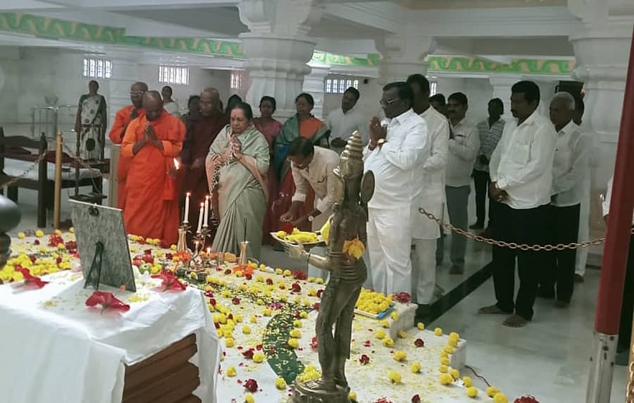 ಕಲಬುರಗಿಯ ಸಿದ್ಧಾರ್ಥ ಬುದ್ಧ ವಿಹಾರದಲ್ಲಿ ಭಾನುವಾರ ಹುಣ್ಣಿಮೆ ಅಂಗವಾಗಿ ಹಮ್ಮಿಕೊಂಡಿದ್ದ ಧಮ್ಮ ಪ್ರವಚನ ಕಾರ್ಯಕ್ರಮದಲ್ಲಿ ರಾಧಾಬಾಯಿ ಖರ್ಗೆ, ಸಂಘಾನಂದ ಬಂತೆ ಅವರು ಬುದ್ಧವಂದನೆ ಸಲ್ಲಿಸಿದರು