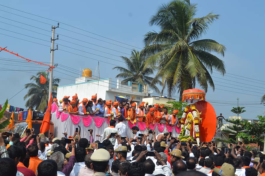 ಹುಣಸೂರಿನ ರಂಗನಾಥ ಬಡಾವಣೆಯಲ್ಲಿ ಶಾಸಕ ಜಿ.ಡಿ.ಹರೀಶ್ ಗೌಡ ಸೇರಿದಂತೆ ರಾಜಕೀಯ ಮುಖಂಡರು ಆಂಜನೇಯಸ್ವಾಮಿಗೆ ಪುಷ್ಪನಮನ ಸಲ್ಲಿಸಿ ಉತ್ಸವಕ್ಕೆ ಚಾಲನೆ ನೀಡಿದರು