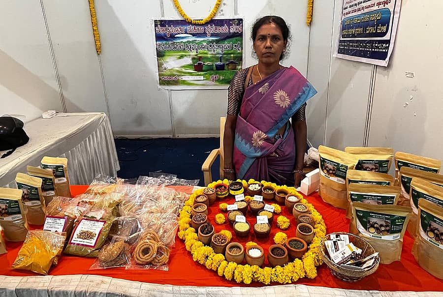 ಶಿಡ್ಲಘಟ್ಟ ತಾಲ್ಲೂಕಿನ ಜೆ.ವೆಂಕಟಾಪುರದ ಕೃಷಿಕ ಮಹಿಳೆ ನಿರ್ಮಲ ಸಿರಿಧಾನ್ಯ ಉತ್ಪನ್ನಗಳೊಂದಿಗೆ