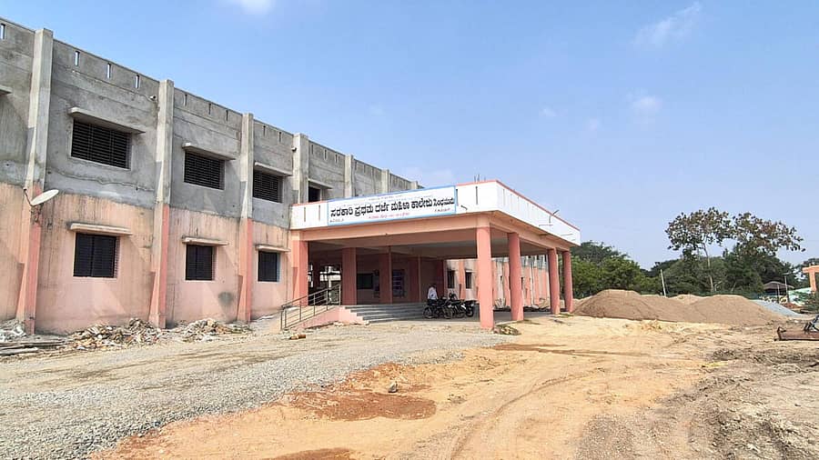 <div class="paragraphs"><p><strong>ಸಿಂಧನೂರಿನ ಕುಷ್ಟಗಿ ರಸ್ತೆಯಲ್ಲಿರುವ ಸರ್ಕಾರಿ ಪ್ರಥಮ ದರ್ಜೆ ಮಹಿಳಾ ಕಾಲೇಜಿನ ಹೊರನೋಟ</strong></p></div>