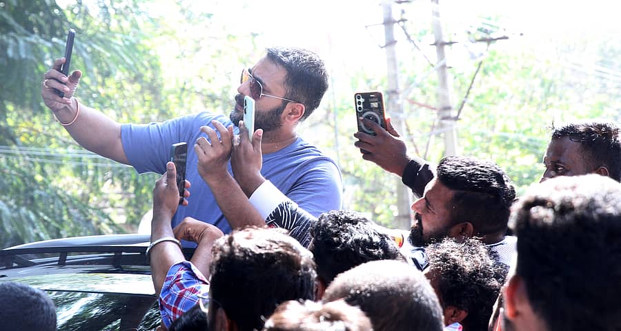 ಚಾಮುಂಡಿಬೆಟ್ಟಕ್ಕೆ ಮಂಗಳವಾರ ನಟ ಶ್ರೀಮುರಳಿ ಭೇಟಿ ನೀಡಿ ಅಭಿಮಾನಿಗಳೊಂದಿಗೆ ಸೆಲ್ಫಿ ತೆಗೆದುಕೊಂಡರು