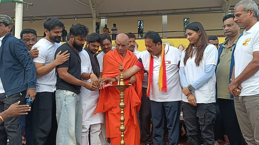 <div class="paragraphs"><p>ಆದಿಚುಂಚನಗಿರಿ ಮಠದ ನಿರ್ಮಲಾನಂದನಾಥ ಸ್ವಾಮೀಜಿ ಅವರು ಕನ್ನಡಕ್ಕಾಗಿ ಓಡು ಕಾರ್ಯಕ್ರಮಕ್ಕೆ&nbsp;ಚಾಲನೆ ನೀಡಿದರು.</p></div>