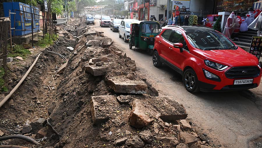 ಪೈಪ್ಗಳನ್ನು ಅಳವಡಿಸಲು ಮೇನ್ ಗಾರ್ಡ್ ರಸ್ತೆಯನ್ನು ಅಗೆದ ಕಾರಣ ಸಂಚಾರದಟ್ಟಣೆ ಆಗುತ್ತಿದೆ
ಪ್ರಜಾವಾಣಿ ಚಿತ್ರ: ಕಿಶೋರ್ ಕುಮಾರ್ ಬೋಳಾರ್
