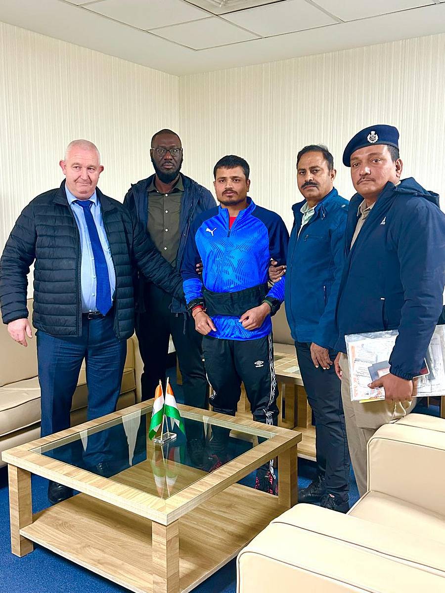 ಬ್ರಿಟನ್ ಅಧಿಕಾರಿಗಳು ಹಾಗೂ ಗುಜರಾತ್ ಪೊಲೀಸರೊಂದಿಗೆ ಜಿಗುಕುಮಾರ್ ಸೊರ್ತಿ