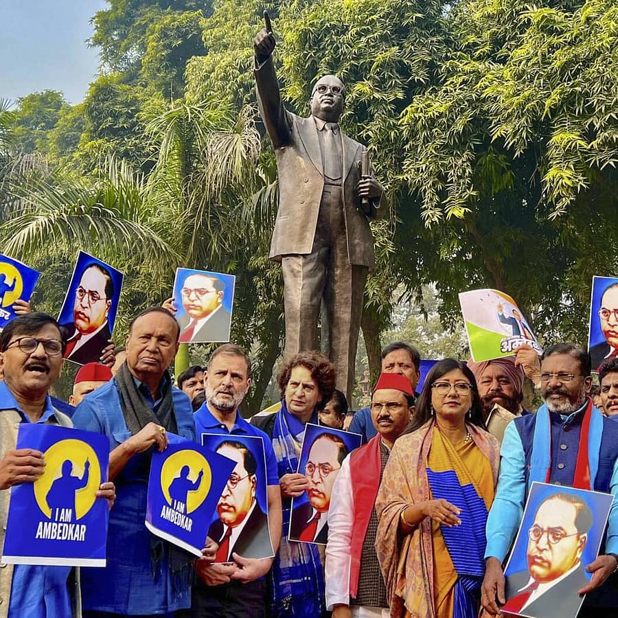 <div class="paragraphs"><p>ಡಾ. ಬಿ.ಆರ್. ಅಂಬೇಡ್ಕರ್ ಪ್ರತಿಮೆ ಎದುರು ವಿರೋಧ ಪಕ್ಷಗಳ ನಾಯಕರು ಗುರುವಾರ ಪ್ರತಿಭಟನೆ ನಡೆಸಿದರು</p></div>