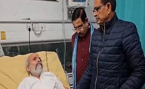 <div class="paragraphs"><p>ಗಾಯಾಳು ಬಿಜೆಪಿ ಸಂಸದರನ್ನು ಭೇಟಿಯಾದ ಶಿವರಾಜ್ ಸಿಂಗ್,ಜೋಶಿ</p></div>