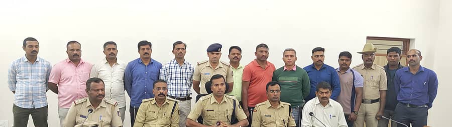 ಕಾರ್ಯಾಚರಣೆ ನಡೆಸಿದ ತಂಡದೊಂದಿಗೆ ಕೊಡಗು ಜಿಲ್ಲಾ ಪೊಲೀಸ್ ವರಿಷ್ಠಾಧಿಕಾರಿ ಕೆ.ರಾಮರಾಜನ್ ಇದ್ದಾರೆ