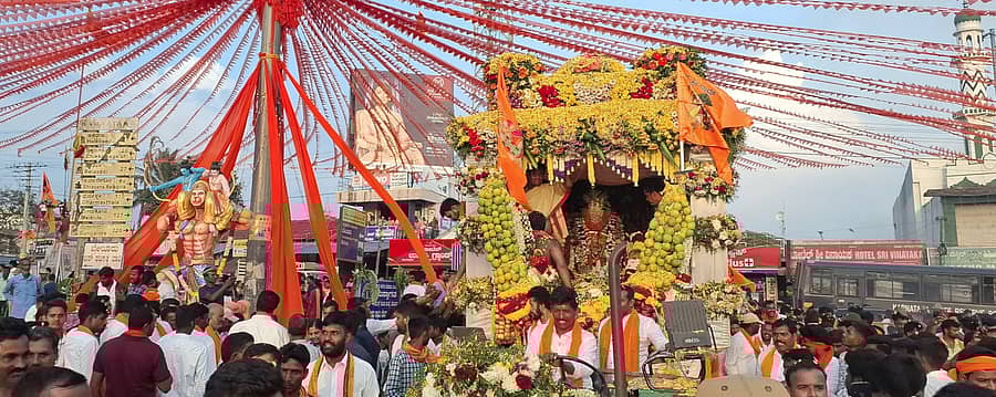ಬೇಲೂರಿನ ಲಕ್ಷ್ಮೀಪುರ ಬಡಾವಣೆಯ ವೀರಾಂಜನೇಯಸ್ವಾಮಿ ದೇಗುಲದ 12ನೇ ವಾರ್ಷಿಕೋತ್ಸವ, ಹನುಮ ಜಯಂತಿ ಹಾಗೂ ಶೋಭಾಯಾತ್ರೆ ಅದ್ದೂರಿಯಾಗಿ ನಡೆಯಿತು