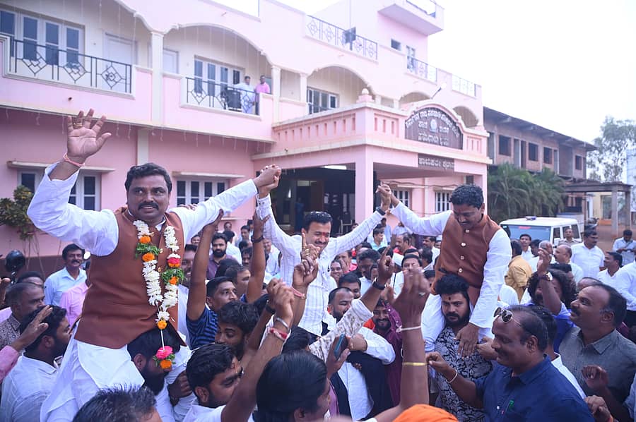 ಕರ್ನಾಟಕ ರಾಜ್ಯ ಸರ್ಕಾರಿ ನೌಕರರ ಸಂಘದ ಜಿಲ್ಲಾ ಘಟಕದ‌ ಚುನಾವಣೆಯಲ್ಲಿ ಜಯಭೇರಿ ಗಳಿಸಿದ ಸೋಮಶೇಖರ ಬಿರಾದಾರ ಚಿದ್ರಿ ಹಾಗೂ ಅವರ ಬಣದ ವಿಜೇತ ಅಭ್ಯರ್ಥಿಗಳನ್ನು ನೌಕರರು ಭುಜದ ಮೇಲೆ ಹೊತ್ತುಕೊಂಡು ಕುಣಿದು ಸಂಭ್ರಮಿಸಿದರು
