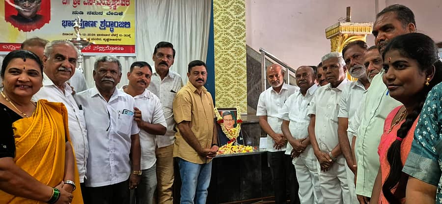 ಕೆ.ಆರ್.ನಗರ ಶ್ರೀಕೃಷ್ಣ ಮಂದಿರದಲ್ಲಿ ನಡೆದ ಮಾಜಿ ಮುಖ್ಯಮಂತ್ರಿ ದಿ.ಎಸ್.ಎಂ.ಕೃಷ್ಣ ಅವರ ನುಡಿನಮನ ಕಾರ್ಯಕ್ರಮವನ್ನು ವಿಧಾನ ಪರಿಷತ್ ಸದಸ್ಯ ಅಡಗೂರು ಎಚ್.ವಿಶ್ವನಾಥ್ ಉದ್ಘಾಟಿಸಿದರು. ಸಾ.ರಾ.ಮಹೇಶ್, ಕೆ.ಎನ್.ಬಸಂತ್, ಎ.ಎಸ್.ಚನ್ನಬಸಪ್ಪ, ಚಂದ್ರಶೇಖರ್, ಎ.ಟಿ.ಸೋಮಶೇಖರ್ ಭಾಗವಹಿಸಿದ್ದರು