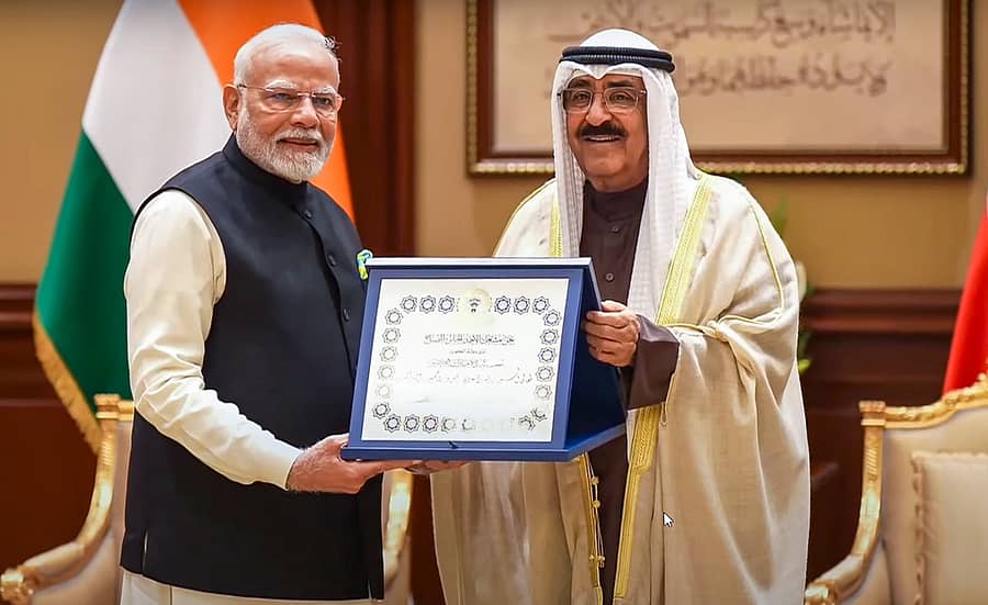 <div class="paragraphs"><p>ಭಾರತದ ಪ್ರಧಾನಿ ನರೇಂದ್ರ ಮೋದಿ ಅವರಿಗೆ ಕುವೈತ್‌ನ ಅತ್ಯುನ್ನತ ಗೌರವ ‘ದಿ ಆರ್ಡರ್ ಆಫ್ ಮುಬಾರಕ್ ಅಲ್ ಕಬೀರ್’ ಪ್ರಶಸ್ತಿಯನ್ನು&nbsp;ಅಮೀರ್ ಶೇಖ್ ಮೆಶಲ್ ಅಲ್-ಅಹ್ಮದ್ ಅಲ್-ಜಾಬರ್ ಅಲ್ ಸಬಾಹ್ ಅವರು ಭಾನುವಾರ&nbsp;ಬಯಾನ್ ಅರಮನೆಯಲ್ಲಿ ಪ್ರದಾನ ಮಾಡಿದರು </p></div>