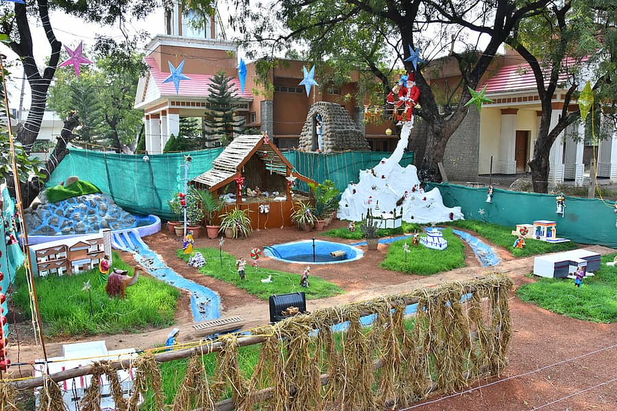 ಕವಿತಾಳದ ಕೆಥೋಲಿಕ್ ಚರ್ಚ್ನಲ್ಲಿ ನಿರ್ಮಿಸಿದ ಗೋದಲಿ ಮತ್ತು ಗಮನ ಸೆಳೆಯುವ ಪಟ್ಟಣದ ಪ್ರಮುಖ ಸ್ಥಳಗಳ ಮಾದರಿಗಳು