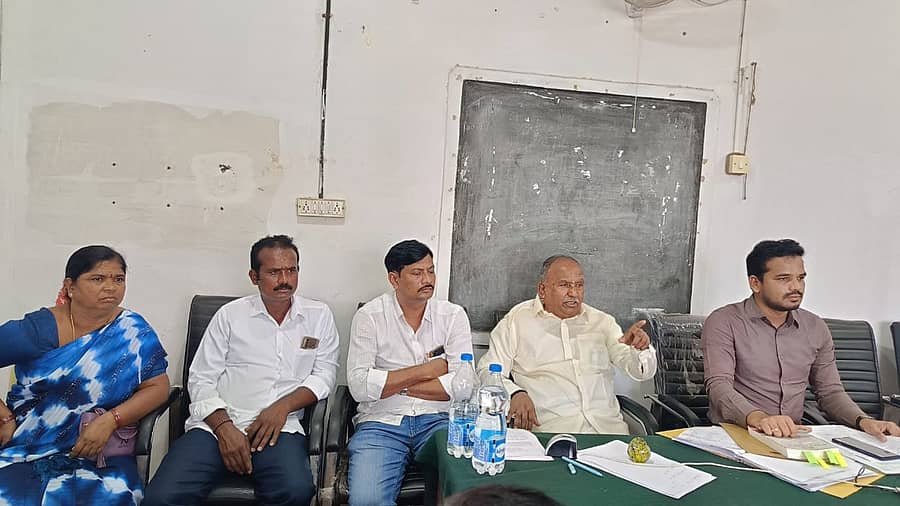 ಹೊಸದುರ್ಗದ ತಾಲ್ಲೂಕು ಕಚೇರಿ ಸಭಾಂಗಣದಲ್ಲಿ ಸೋಮವಾರ ಶಾಸಕ ಬಿ.ಜಿ. ಗೋವಿಂದಪ್ಪ ಅಧ್ಯಕ್ಷತೆಯಲ್ಲಿ ಸಭೆ ನಡೆಯಿತು