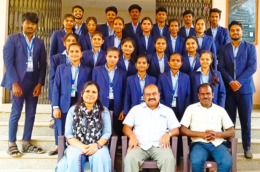 ಉತ್ತಮ ಫಲಿತಾಂಶ ದಾಖಲಿಸಿದ ನರೇಗಲ್ ಪಟ್ಟಣದ ಸರ್ಕಾರಿ ಪ್ರಥಮ ದರ್ಜೆ ಕಾಲೇಜಿನ ಬಿಸಿಎ ವಿಭಾಗದ 2ನೇ ಸೆಮಿಸ್ಟರ್‌ ವಿದ್ಯಾರ್ಥಿಗಳನ್ನು ಕಾಲೇಜಿನಲ್ಲಿ ನಡೆದ ಸಮಾರಂಭದಲ್ಲಿ ಅಭಿನಂದಿಸಲಾಯಿತು