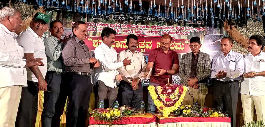 ಕುಮಟಾದ ಹಳಕಾರ ವಿಲೇಜ್ ಫಾರೆಸ್ಟ್ ಶತಮಾನೋತ್ಸವ ಸಮಾರಂಭದ ಸಮಾರೋಪ ಸಮಾರಂಭವನ್ನು ಗಣ್ಯರು ಉದ್ಘಾಟಿಸಿದರು