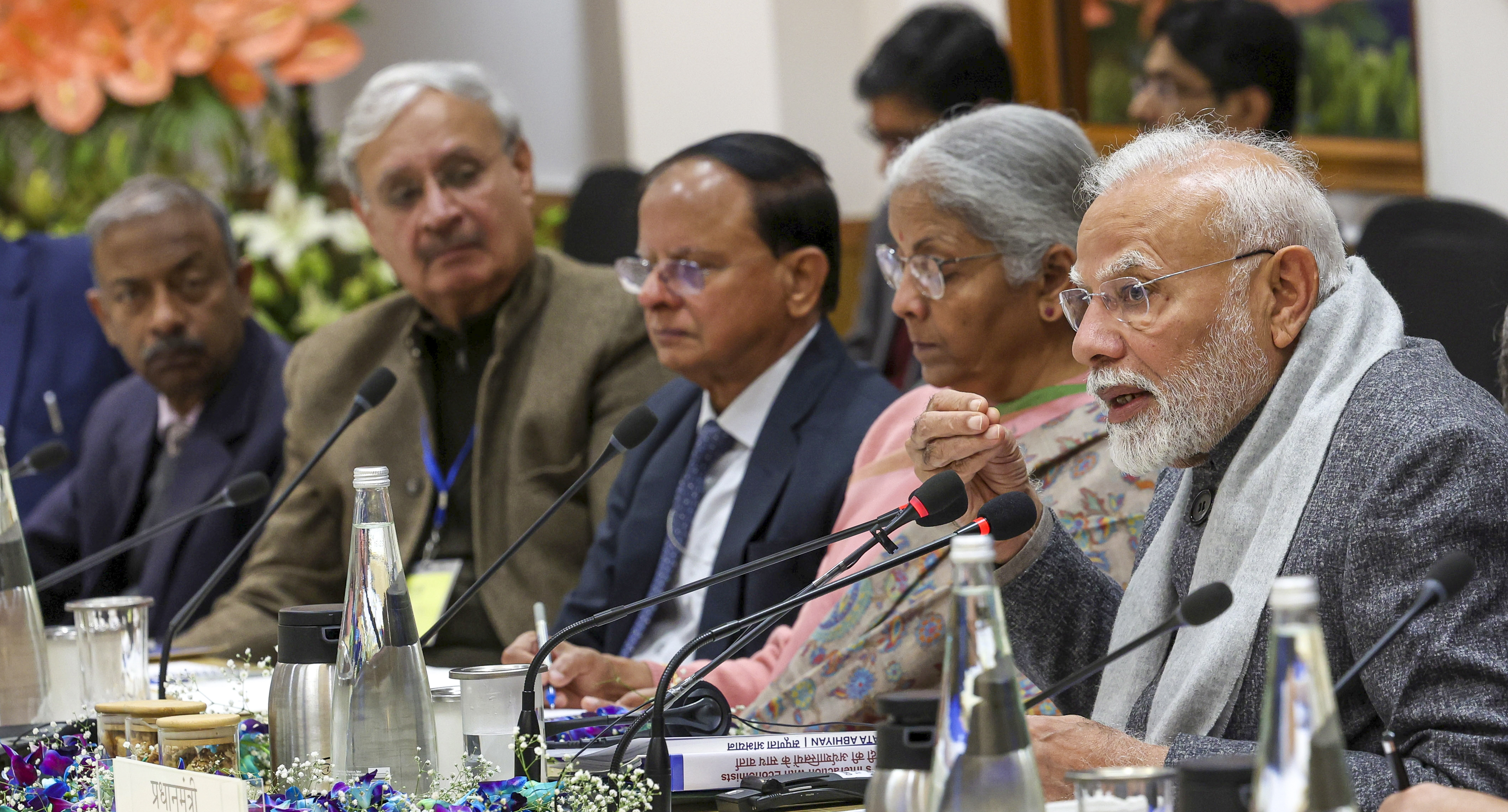 <div class="paragraphs"><p>ನವದೆಹಲಿಯಲ್ಲಿ ಮಂಗಳವಾರ ಪ್ರಧಾನಿ ನರೇಂದ್ರ ಮೋದಿ ಅವರು ಅರ್ಥಶಾಸ್ತ್ರಜ್ಞರು ಹಾಗೂ ವಿವಿಧ ವಲಯದ ತಜ್ಞರೊಟ್ಟಿಗೆ ಬಜೆಟ್ ಪೂರ್ವ ಸಮಾಲೋಚನೆ ನಡೆಸಿದರು. ಸಚಿವೆ ನಿರ್ಮಲಾ ಸೀತಾರಾಮನ್ ಹಾಜರಿದ್ದರು</p></div>