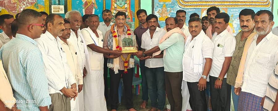 ಭಾರತೀನಗರ ಸಮೀಪದ ಕಾರ್ಕಹಳ್ಳಿಯಲ್ಲಿ ಹುಟ್ಟು ಹಬ್ಬದ ಅಂಗವಾಗಿ ಶಾಸಕ ಮಧು ಜಿ.ಮಾದೇಗೌಡ ಅವರನ್ನು ಅಭಿಮಾನಿಗಳು, ಕಾಂಗ್ರೆಸ್ ಕಾರ್ಯಕರ್ತರು ಅಭಿನಂದಿಸಿದರು