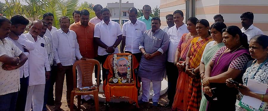 ಕುಷ್ಟಗಿಯಲ್ಲಿ ನಡೆದ ಅಟಲ್ ಬಿಹಾರಿ ವಾಜಪೇಯಿ ಅವರ ಜನ್ಮದಿನಾಚರಣೆ ಕಾರ್ಯಕ್ರಮದಲ್ಲಿ ಶಾಸಕ ದೊಡ್ಡನಗೌಡ ಪಾಟೀಲ ಪಾಲ್ಗೊಂಡಿದ್ದರು