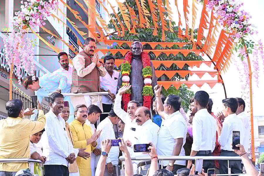 ವಿಜಯಪುರ ನಗರದ ಅಟಲ್ ಬಿಹಾರಿ ವಾಜಪೇಯಿ ವೃತ್ತದಲ್ಲಿರುವ ಪುತ್ಥಳಿಗೆ ಬುಧವಾರ ನಗರ ಶಾಸಕ ಬಸನಗೌಡ ಪಾಟೀಲ ಯತ್ನಾಳ ಮಾಲಾರ್ಪಣೆ ಮಾಡುವ ಮೂಲಕ ಗೌರವ ಸಲ್ಲಿಸಿದರು