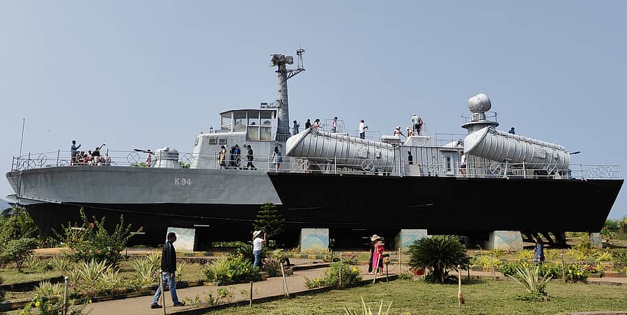 ಪ್ರವಾಸಿಗರು ಕಾರವಾರದ ಟ್ಯಾಗೋರ್ ಕಡಲತೀರದಲ್ಲಿರುವ ಐಎನ್ಎಸ್ ಚಪಲ್ ಯುದ್ಧನೌಕೆ ವಸ್ತು ಸಂಗ್ರಹಾಲಯ ವೀಕ್ಷಣೆಯಲ್ಲಿ ತೊಡಗಿರುವುದು