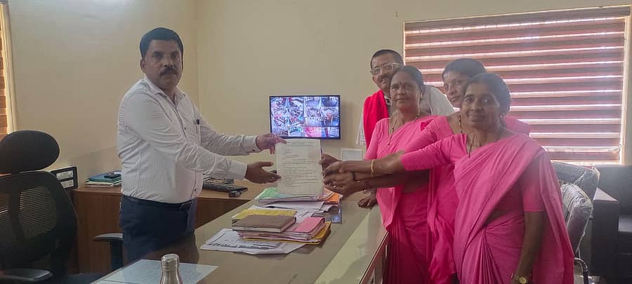 ವೇತನ ಹೆಚ್ಚಿಸುವಂತೆ ಒತ್ತಾಯಿಸಿ ಬೆಳ್ತಂಗಡಿ ತಾಲ್ಲೂಕು ಪಂಚಾಯಿತಿ ಕಾರ್ಯನಿರ್ವಹಣಾಧಿಕಾರಿ ಮೂಲಕ ಆಶಾ ಕಾರ್ಯಕರ್ತೆಯರು ಮನವಿ ಸಲ್ಲಿಸಿದರು