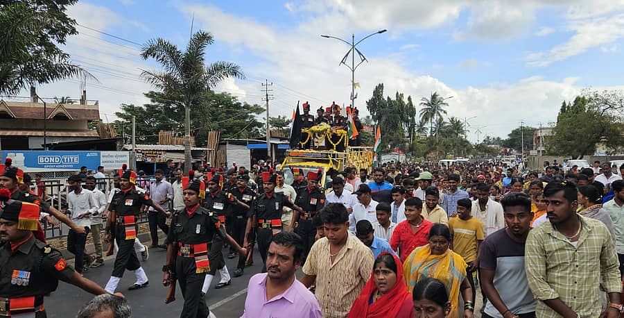 ಮಹಾಲಿಂಗಪುರದ ಪ್ರಮುಖ ಬೀದಿಗಳಲ್ಲಿ ಯೋಧ ಮಹೇಶ ನಾಗಪ್ಪ ಮರಿಗೊಂಡ ಪಾರ್ಥಿವ ಶರೀರದ ಮೆರವಣಿಗೆ ನಡೆಯಿತು