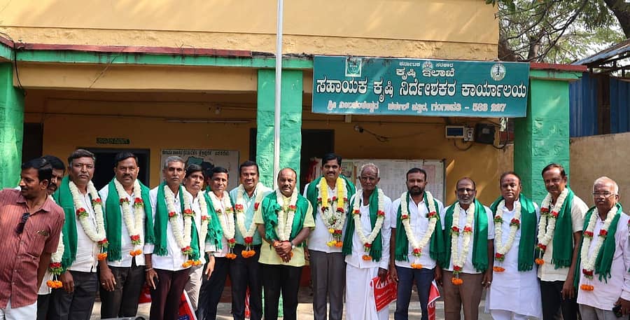 ಗಂಗಾವತಿ ತಾಲ್ಲೂಕು ಕೃಷಿಕ ಸಮಾಜಕ್ಕೆ ಆಯ್ಕೆಯಾದ ಪದಾಧಿಕಾರಿಗಳನ್ನು ಸನ್ಮಾನಿಸಲಾಯಿತು