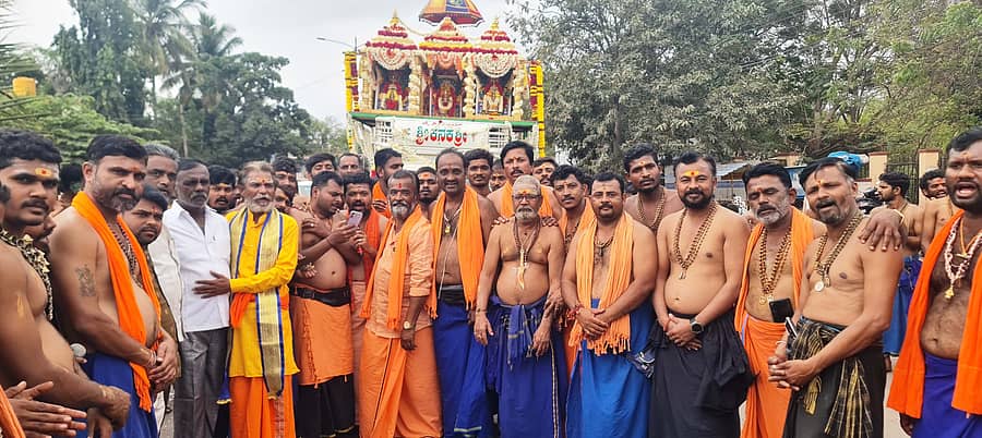 ಕುಷ್ಟಗಿಯಲ್ಲಿ ಗುರುವಾರ ಅಯ್ಯಪ್ಪಸ್ವಾಮಿ ಮೂರ್ತಿ ಮೆರವಣಿಗೆಯಲ್ಲಿ ಪಾಲ್ಗೊಂಡಿದ್ದ ಮಾಲಾಧಾರಿಗಳು