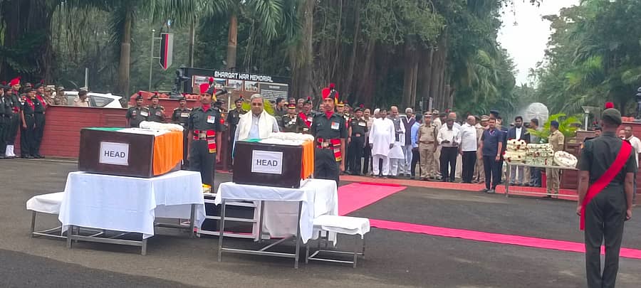 <div class="paragraphs"><p>ಯೋಧರಿಗೆ ಅಂತಿಮ ನಮನ ಸಲ್ಲಿಸಿದ ಸಿ.ಎಂ</p><p></p></div>